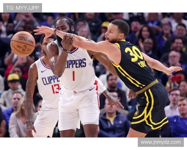 雄鹿队与鹿的精彩对决揭示了篮球与自然的奇妙联系